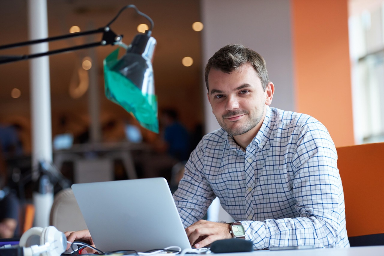 découvrez des stratégies efficaces pour renforcer la motivation des employés, améliorer leur engagement au travail et booster la performance de votre entreprise grâce à un management adapté.