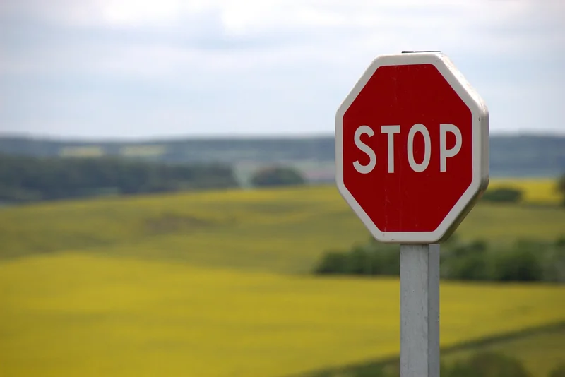 Comment choisir son prestataire pour un panneau de signalisation entreprise à Nantes