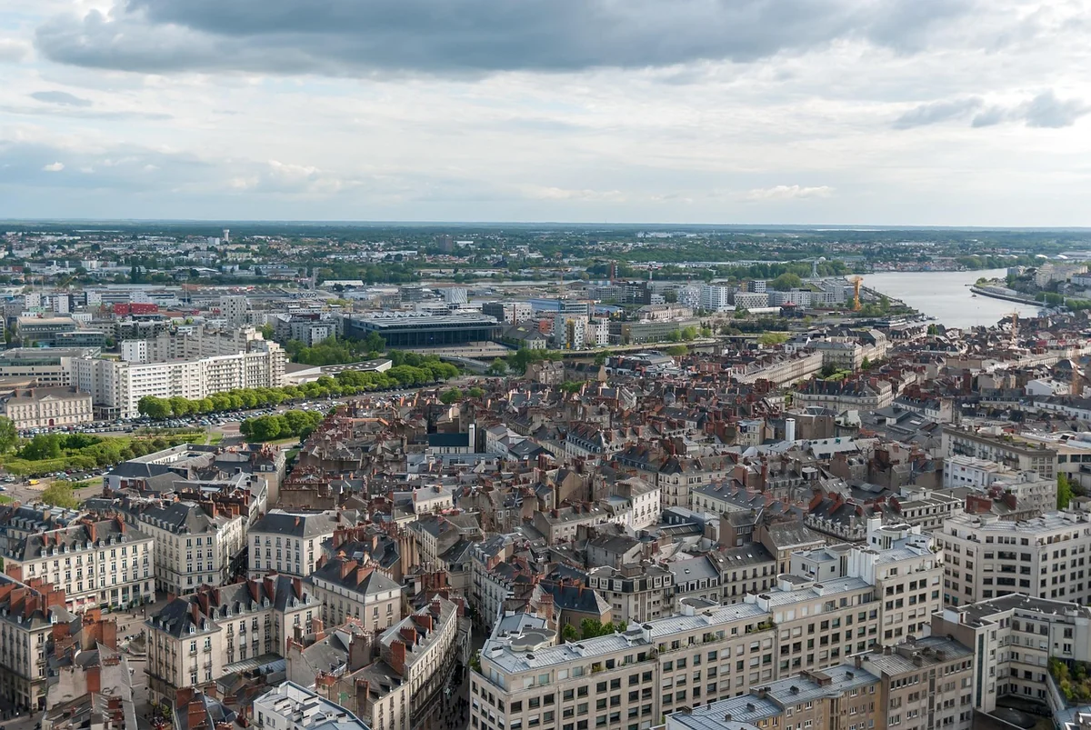 Découvrez la meilleure signalétique directionnelle extérieure à Nantes en 2026